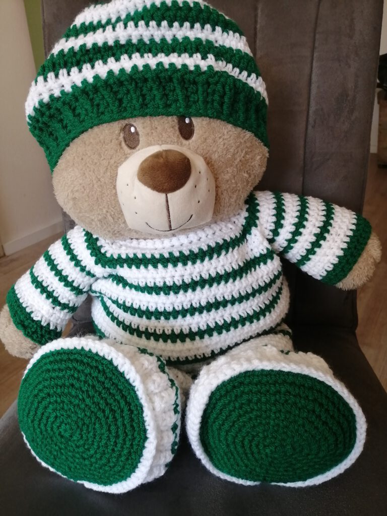 Knuffelbeer mascotte met gehaakte kleding
