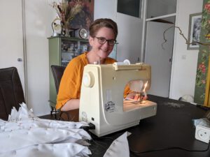 Isabell aan de slag bij een naaimachine