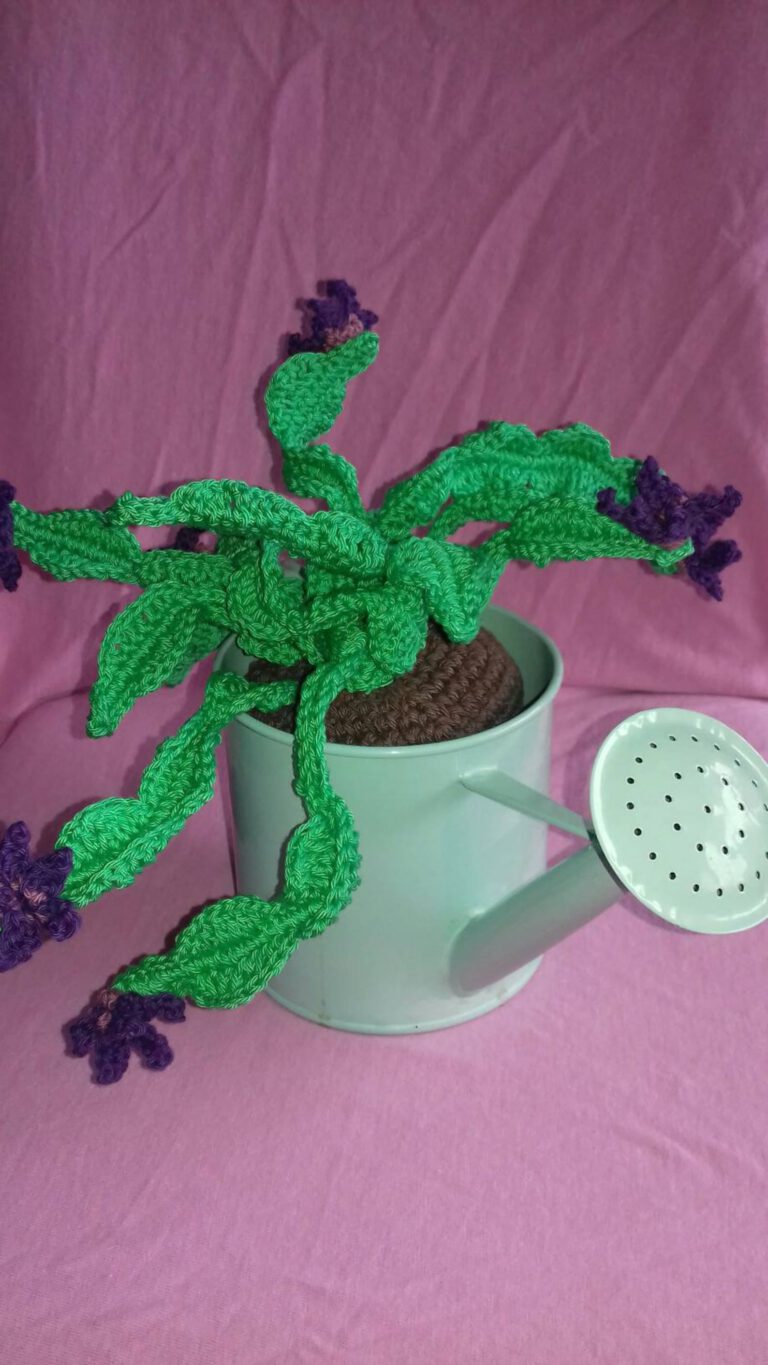 ijzeren gieter met gehaakte plantjes erin