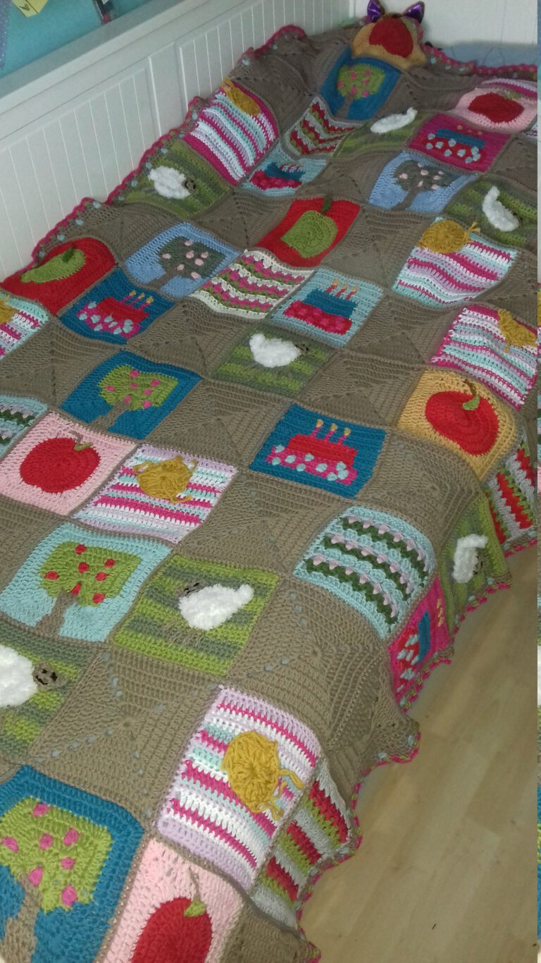 Vrolijk gehaakte deken op kinderbed
