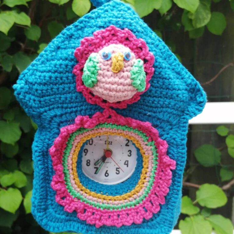 Gehaakt vogelhuisje met werkende klok erin verwerkt