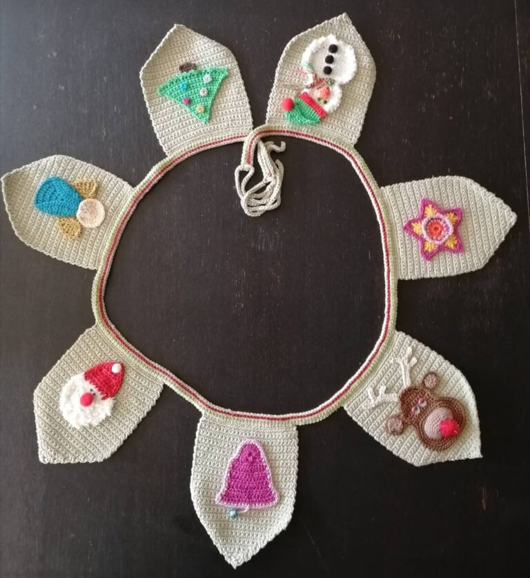 Gehaakt kerstvlaggenlijntje met verschillende figuren